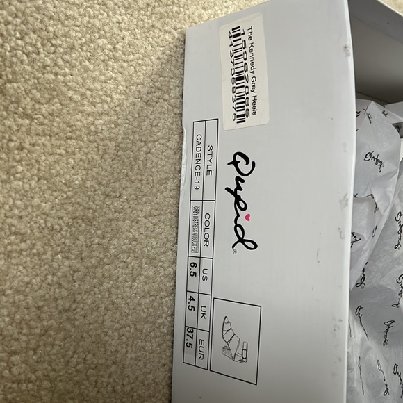 Pink Lily The Kennedy Grey Heels size 6.5 Never Worn - Picture 3 of 3